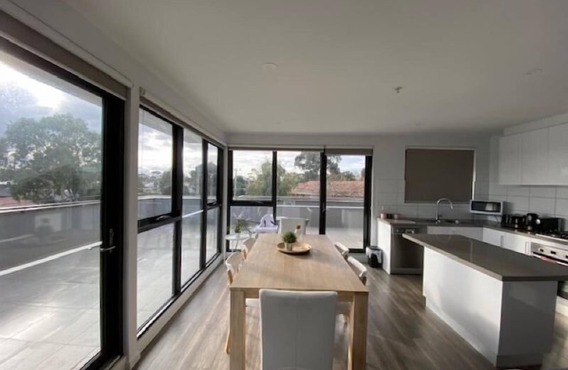 StayCentral - Heidelberg Heights Penthouse - 452 Waterdale Road, Heidelberg Heights, 3081