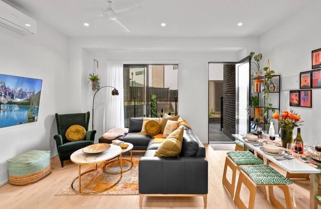 StayCentral - Boulevard Gardens (Coburg) - Sacramento Way, Coburg - 3 Bedrooms, 4 Beds, 2 Bathrooms, 2 secure undercover parking spots.
