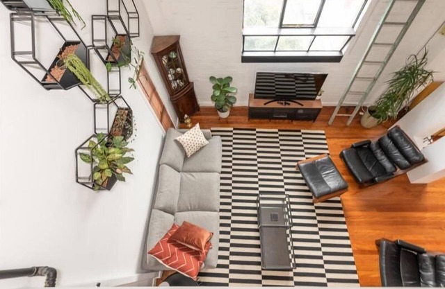 Almacén Loft convertido con aire acondicionado, baño, estacionamiento, estudio y terraza en la azotea.