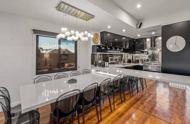 StayCentral - Moonee Ponds Penthouse - Mount Alexander Rd, Moonee Ponds - 3 Bedrooms, 4 Beds, 2 Bathrooms, 2 secure undercover parking spot.