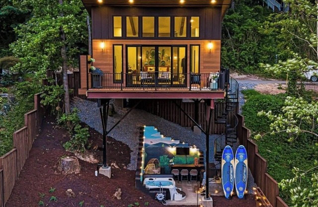 StayInOurSpace- Romantic getaway with views, walk to downtown, Hot tub, fire pit