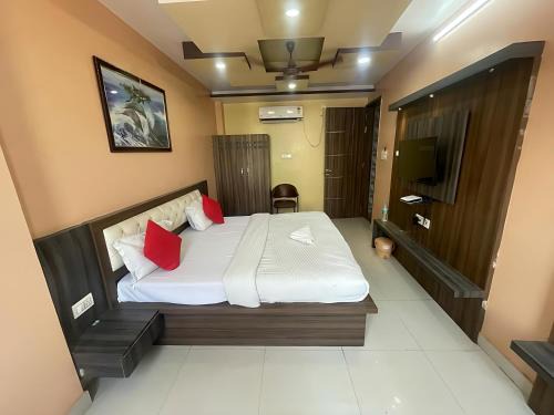 STAYMAKER Hotel Rameshwar Inn - 500 m from Civil Lines Bus Stand