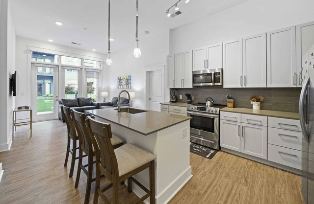 StaysByWalker Uptown 2BR KingBeds/Gym/Parking/Desk