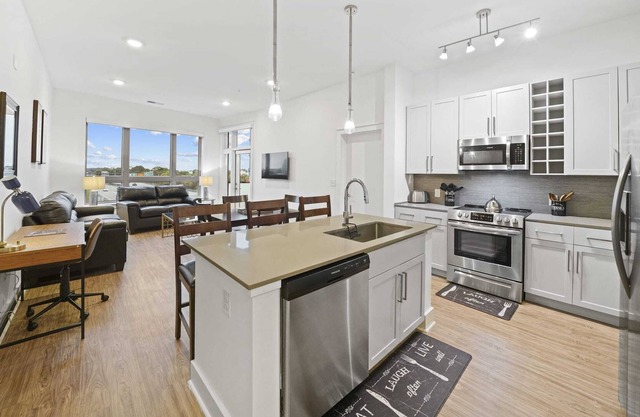 StaysByWalker Uptown 3BR KingBeds/Gym/Parking/Desk