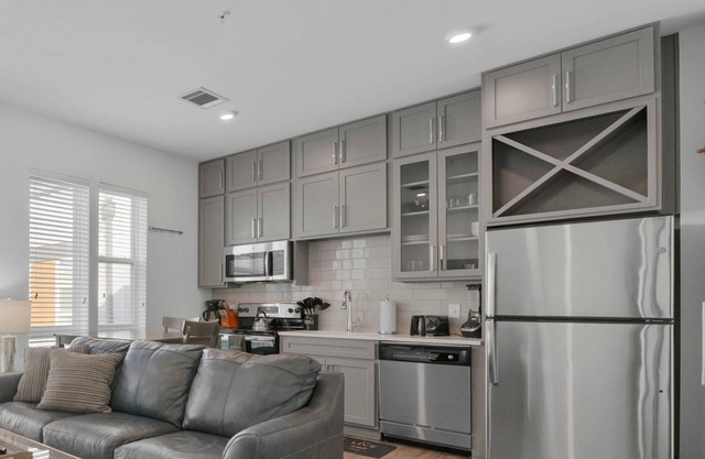 StaysByWalker Uptown 1BR | Spa/Gym/KingBed/Parking