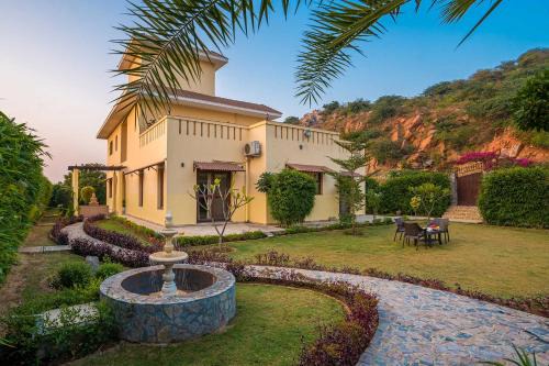 StayVista at Bliss In The Woods w Outdoor Pool - Gurgaon