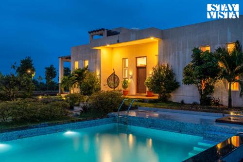 StayVista at Casa Shwika with Pool and Lawn