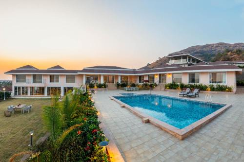 StayVista at Dolce Montagna w Pool, Karaoke & Bar