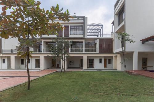 StayVista at Greenwoods Villa 8 with Private Pool, Terrace, Lift & Ping-Pong Table