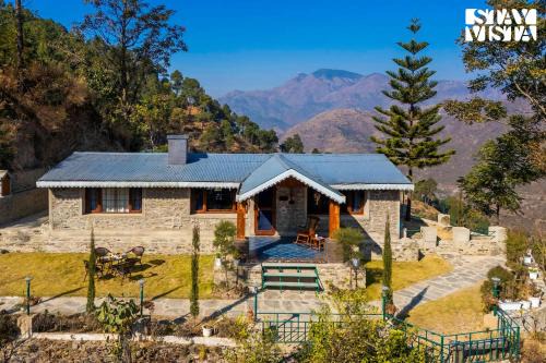 StayVista at Juneo Orchards 3BR with bonfire at Rajgarh Kasauli