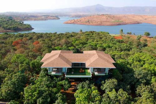 StayVista at Nihira Farms with Lake View - Kamshet