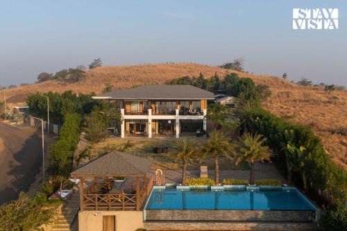 StayVista at Ridgewood Mansion with BBQ, Gazebo & Infinity Pool