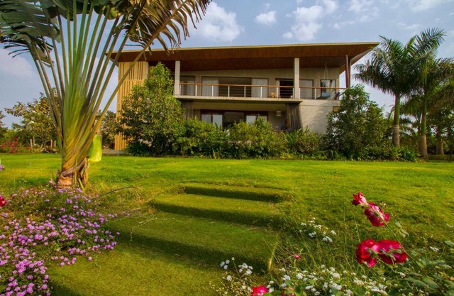 StayVista at Shubmann Villa with Pvt Pool & River View
