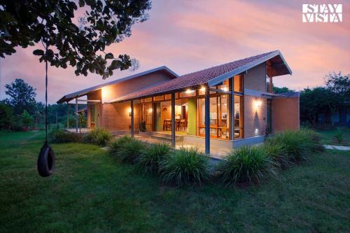 StayVista at Sunnyside Homestay with Bonfire & Lawn