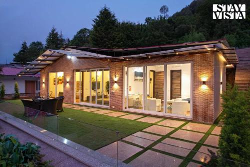 StayVista at Suri Ville with Heater & Mountain View