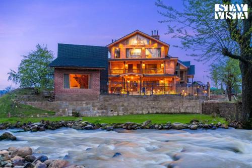 StayVista at Swiss Chalet - Tangmarg with Gazebo & Lawn