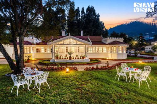 StayVista at Tiverton Bungalow ooty - Lawn, BBQ, Heater
