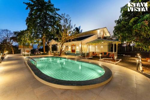 StayVista at Villa Blanca with Bonfire, pool
