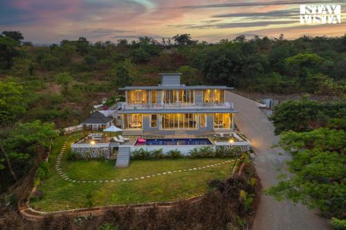 StayVista at Villa Eleve with Bonfire, Pool & Gazebo