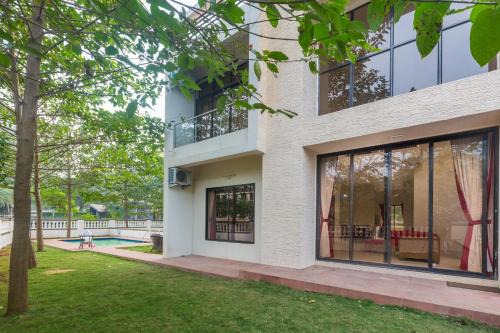 StayVista's Greenwoods Villa 9 - City-Center Villa with Private Pool, Terrace, Lift & Ping-Pong Table