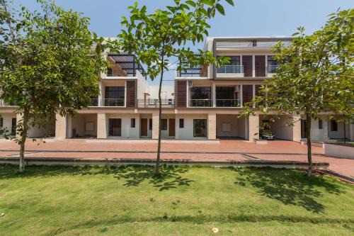 StayVista's Greenwoods Villa 6 - City-Center Villa with Private Pool, Terrace, Lift & Ping-Pong Table