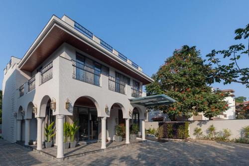 StayVista's Le Arc - Artistic Rooms with Private Plunge Pool and Scenic Views