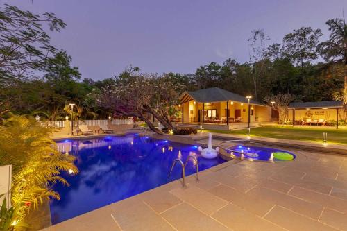 StayVista's Lush Villa - Rustic-Meets-Modern Interiors, Pool, Jacuzzi & Indoor activities