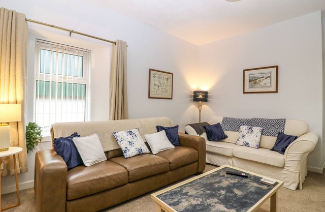 STEADING COTTAGE, pet friendly, with a garden in Kirriemuir