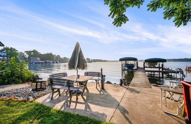 Stealth Cottage | Lakeside historic stay with a dock, bars, and athletic courts