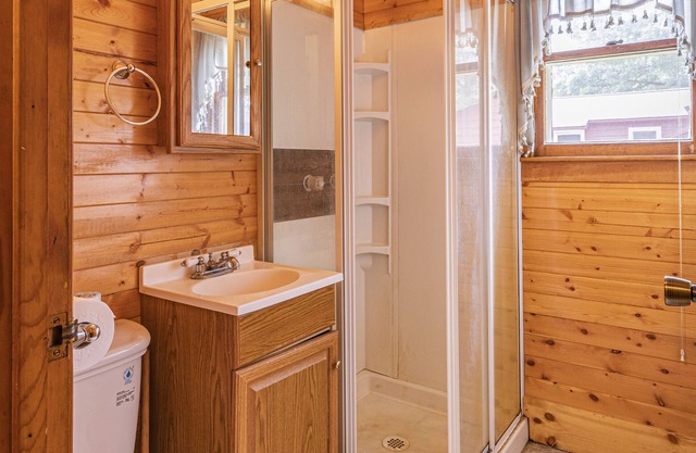 Steamboat Bay Resort Cabin 2 - Rustic cabin close to the beach