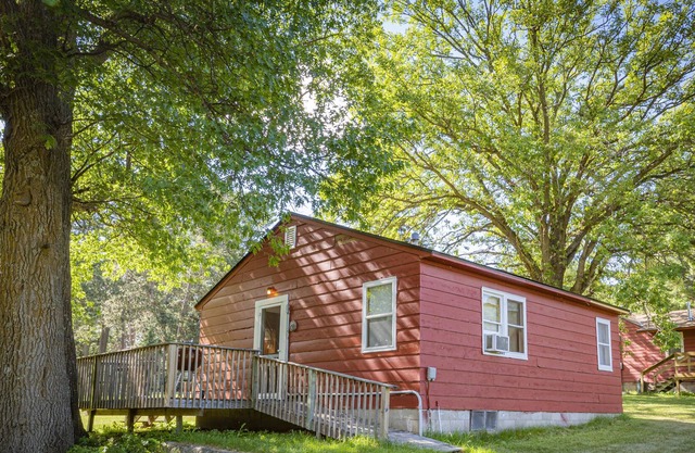 Steamboat Bay Resort Cabin 4 - small family cabin