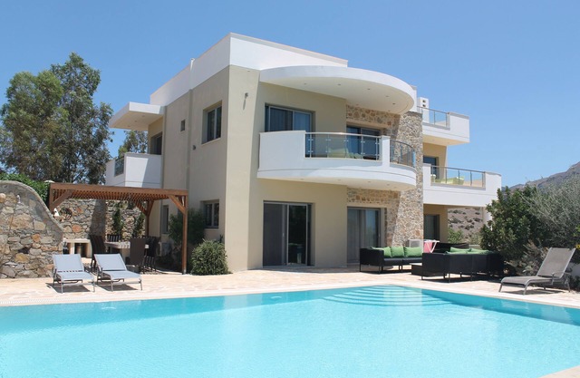 Villa de lujo, piscina privada climatizada, vistas al mar y a la montaña, en un acre de jardín