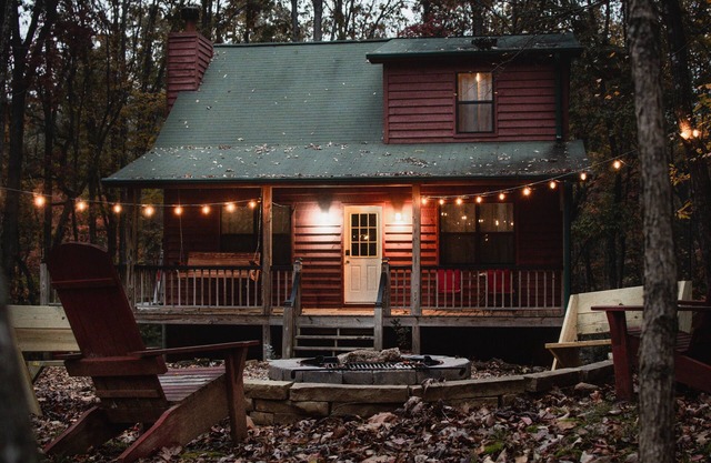 Steel Beaver Lodge|Family & Pet Friendly|Hot Tub|