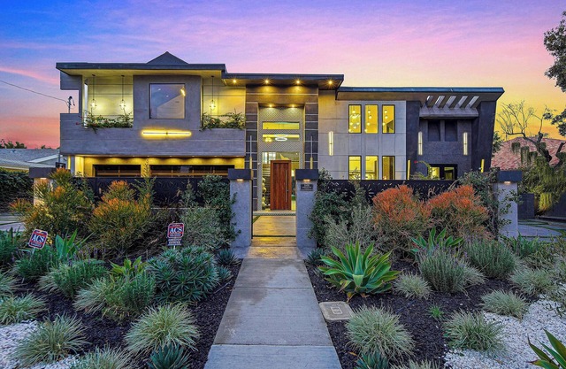 Stella Maris Estate: Luxury Modern Getaway w/Pool, Jacuzzi, Basketball/Tennis Ct
