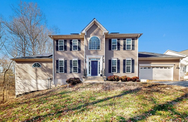 Stellar lakefront oasis with kayaks, SUP, firepits, dock, & games - dog-friendly
