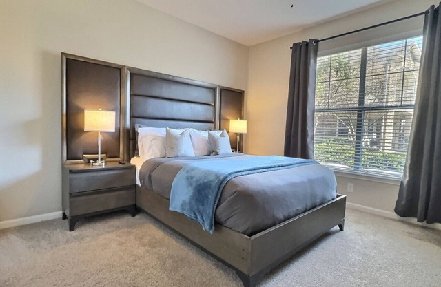 Stellar suite w/ Gym, Pool & Netflix, sleeps 4!