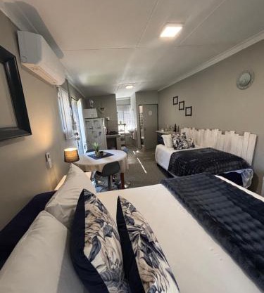 Stellies Accommodation - Room 1