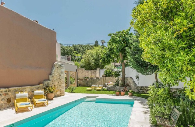 Paso libre villa accesible con todos los entretenimientos modernos, una piscina y una gran vista del pintoresco pueblo