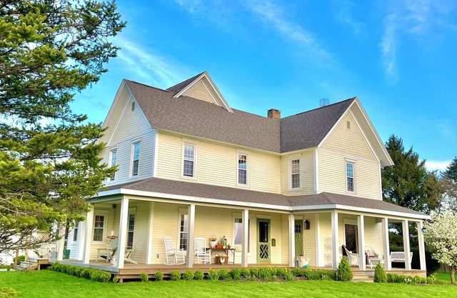 Step Inside a Magazine! Upscale Farmhouse on 3 acres. Hot Tub,Bocce Ball,Gardens