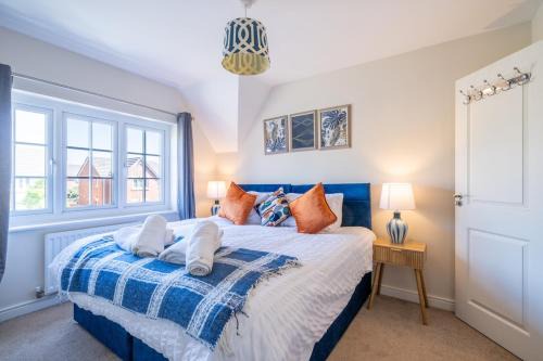 Step Into the Past, Stay for the Memories, Historic 3-Bed Home near Monmouth Castle, Sleeps 5, Parking & Wi-Fi