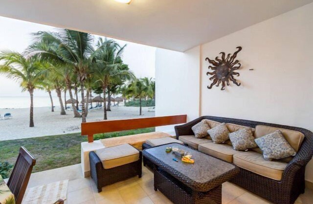Un Paso Fuera de su Terraza y Estara Justo en la Playa