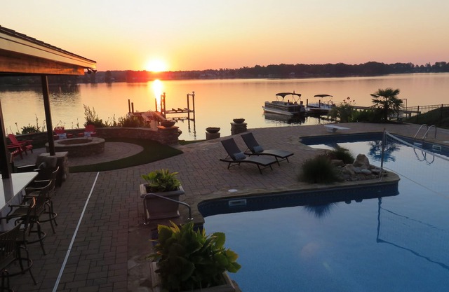 ¡Salga a las grandes vistas del agua en The Sunrise Resort!