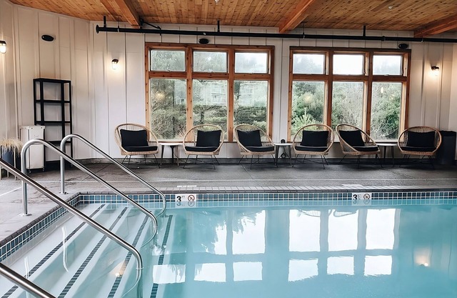 Steps Away from Long Beach Peninsula! Indoor Pool, Pets Allowed, Free Parking!