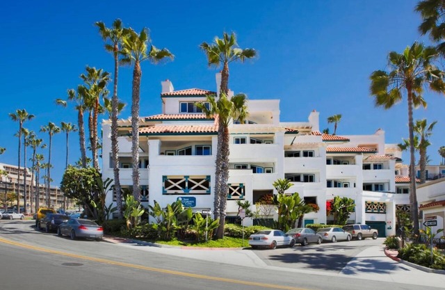 Steps away from the beach! Fully Equipped Kitchen & Parking Onsite!