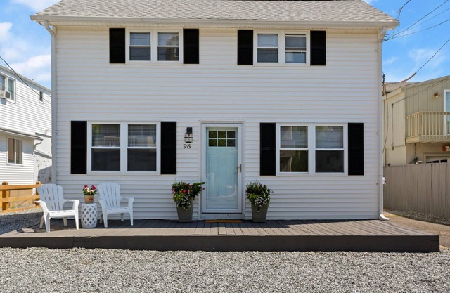 Steps away from the beach -updated 4bd/2 bath beach house with guest house