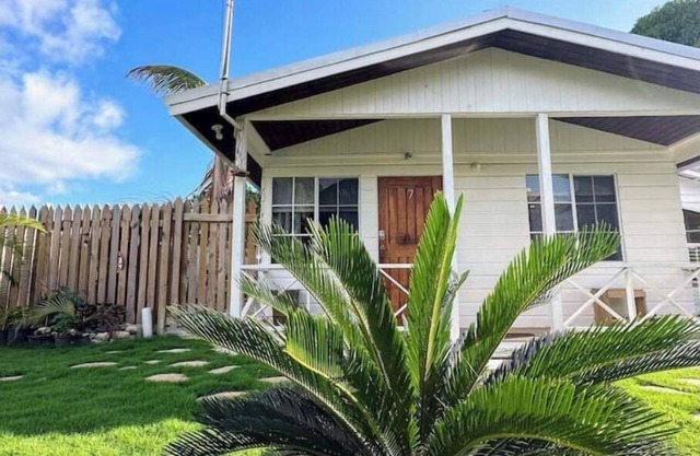 Steps away from the beach! Cabin Life @ Happy Life Villas