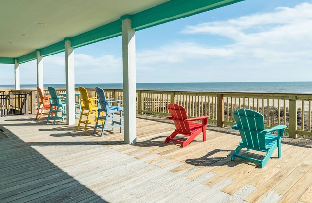 Steps From Beach - Pet Friendly Home w/ Walkover, Cargo Lift & Fenced Yard