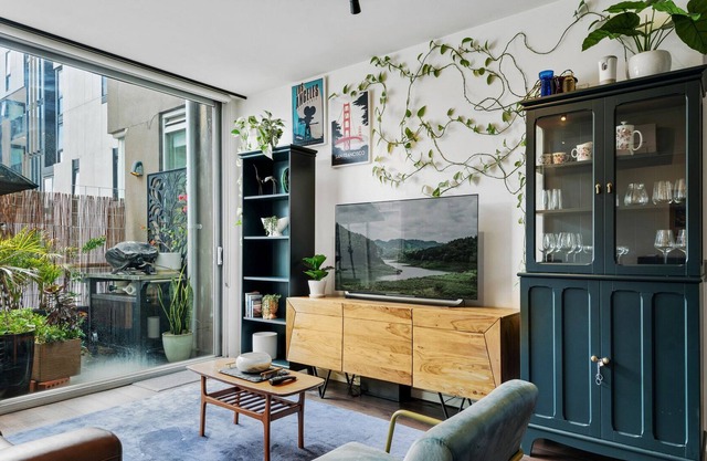 Stunning 2-Bed Apartment Close to Dining and Shops