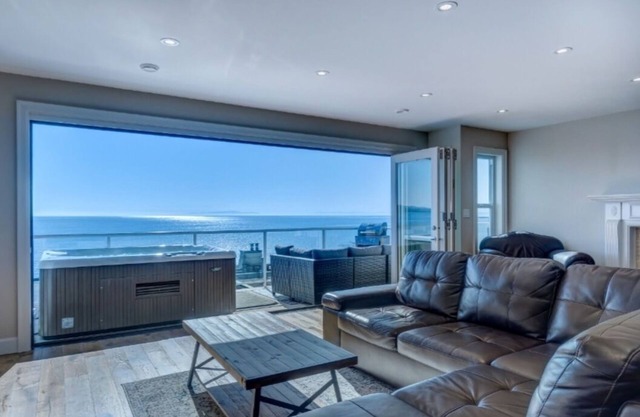 Steps from East beach White Rock with hot tub!!!