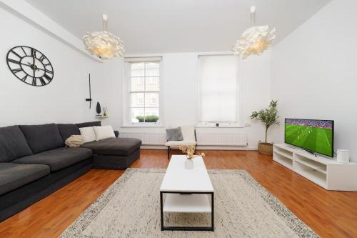 Steps from London Bridge Apartment for 5
